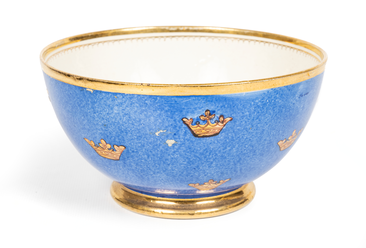 Porslinskopp med lock. Blå med förgyllda kronor. Vit insida.