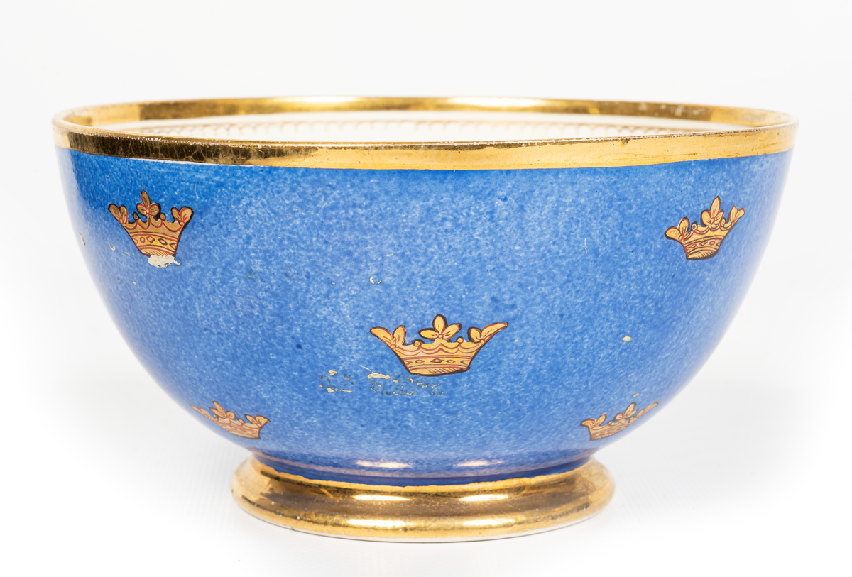 Porslinskopp med lock. Blå med förgyllda kronor. Vit insida.