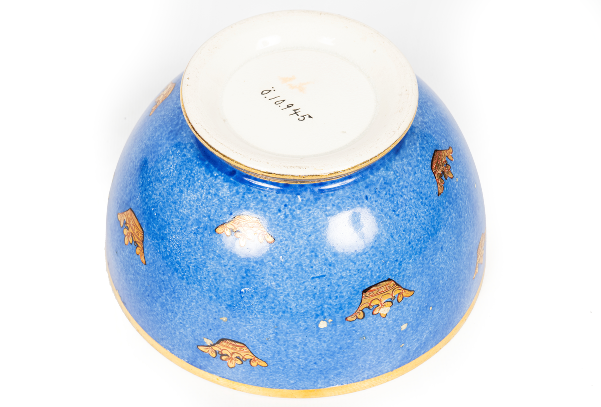 Porslinskopp med lock. Blå med förgyllda kronor. Vit insida.