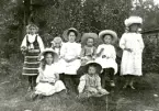 Barn i Hybo omkring 1910.
Bakre raden fr.v. 1 Anna Åberg (Lorentsson), 2 ?, 3 Rut Hammarin (gift Ase), Edit Ringqvist, Ellen Vinberg.
Sittande på marken fr.v. 1 Maj Hellbom, 2 ?,