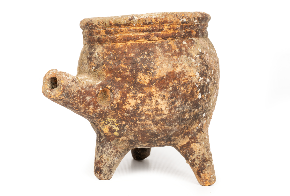 Fynd vid Djurhamn.
Mindre trefotsgryta, del av sida saknas.