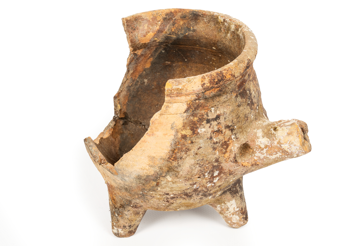 Fynd vid Djurhamn.
Mindre trefotsgryta, del av sida saknas.