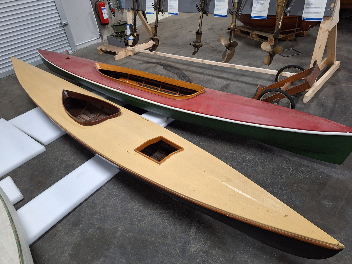 Kanot eller kajak typ "Åland" av dukad furu på ekspant.  Längd 5 meter. Bredd 0,68 meter. Vikt 18 kg. Paddel saknas, akterlucka saknas. Relingslister och sarg  av mahogny.