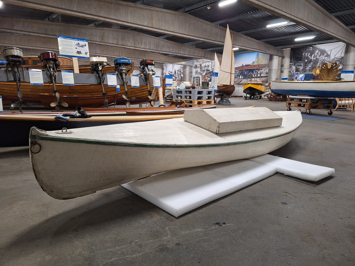 Dubbelpaddel 3,70 m lång. Sittrum (1,16 x 0,38) täckt av lucka med ryggås.