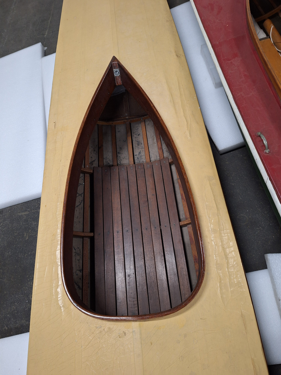 Kanot eller kajak typ "Åland" av dukad furu på ekspant.  Längd 5 meter. Bredd 0,68 meter. Vikt 18 kg. Paddel saknas, akterlucka saknas. Relingslister och sarg  av mahogny.