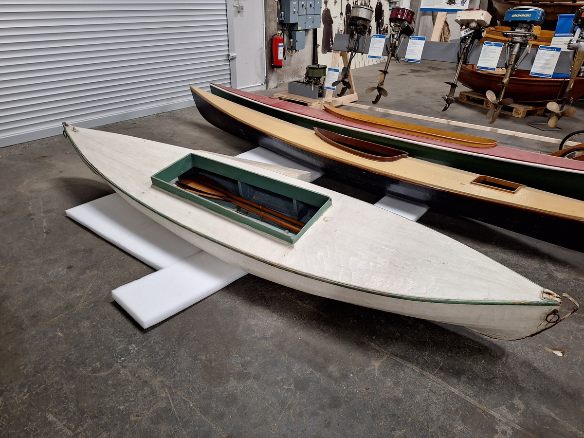 Dubbelpaddel 3,70 m lång. Sittrum (1,16 x 0,38) täckt av lucka med ryggås.