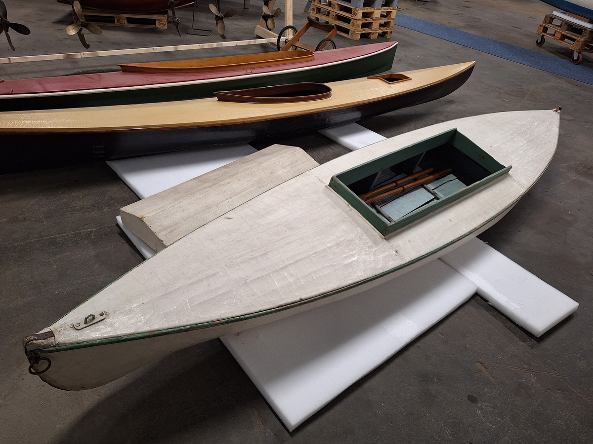 Dubbelpaddel 3,70 m lång. Sittrum (1,16 x 0,38) täckt av lucka med ryggås.