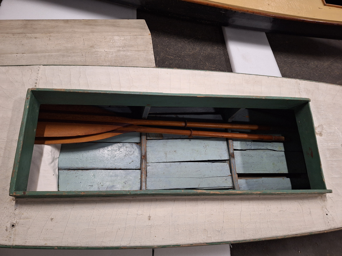 Dubbelpaddel 3,70 m lång. Sittrum (1,16 x 0,38) täckt av lucka med ryggås.