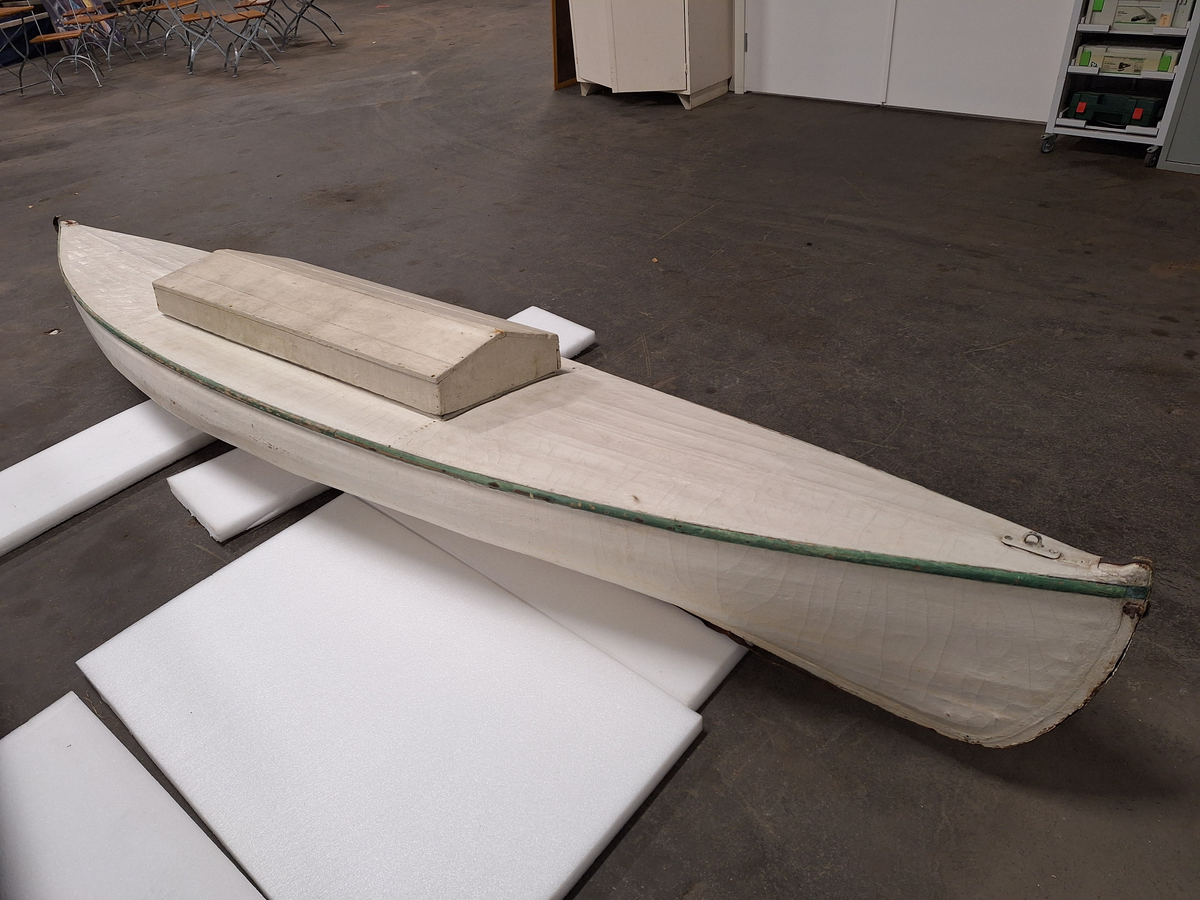 Dubbelpaddel 3,70 m lång. Sittrum (1,16 x 0,38) täckt av lucka med ryggås.