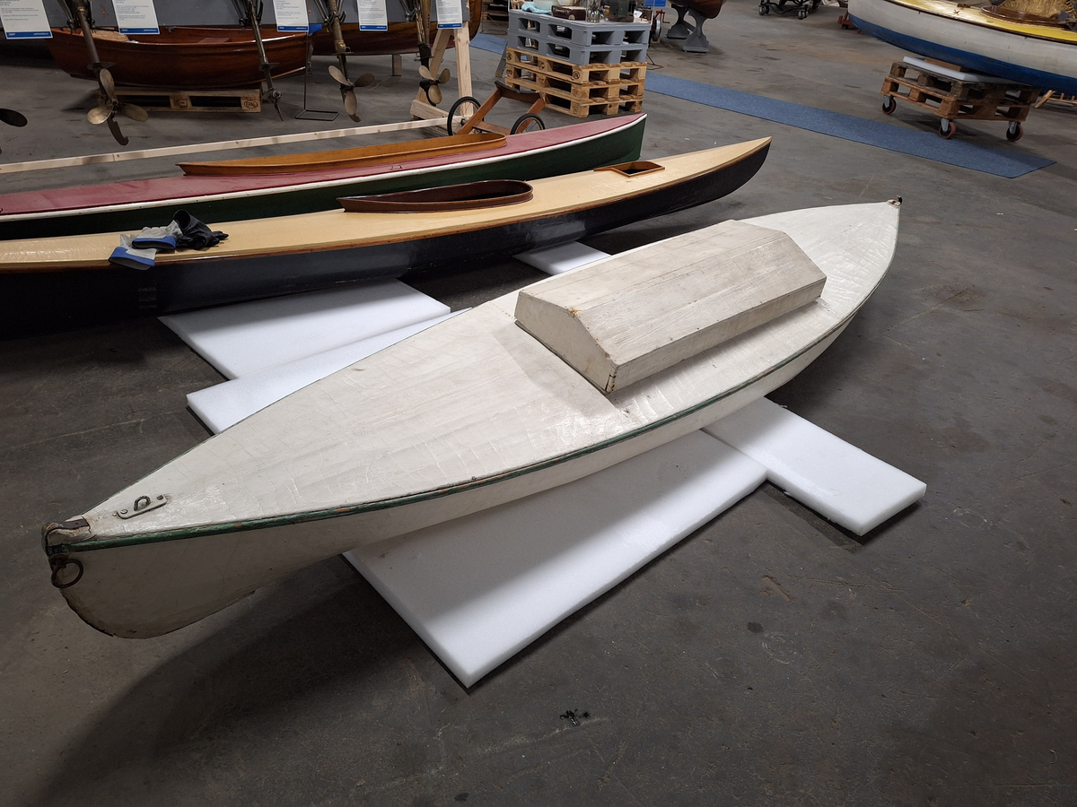 Dubbelpaddel 3,70 m lång. Sittrum (1,16 x 0,38) täckt av lucka med ryggås.