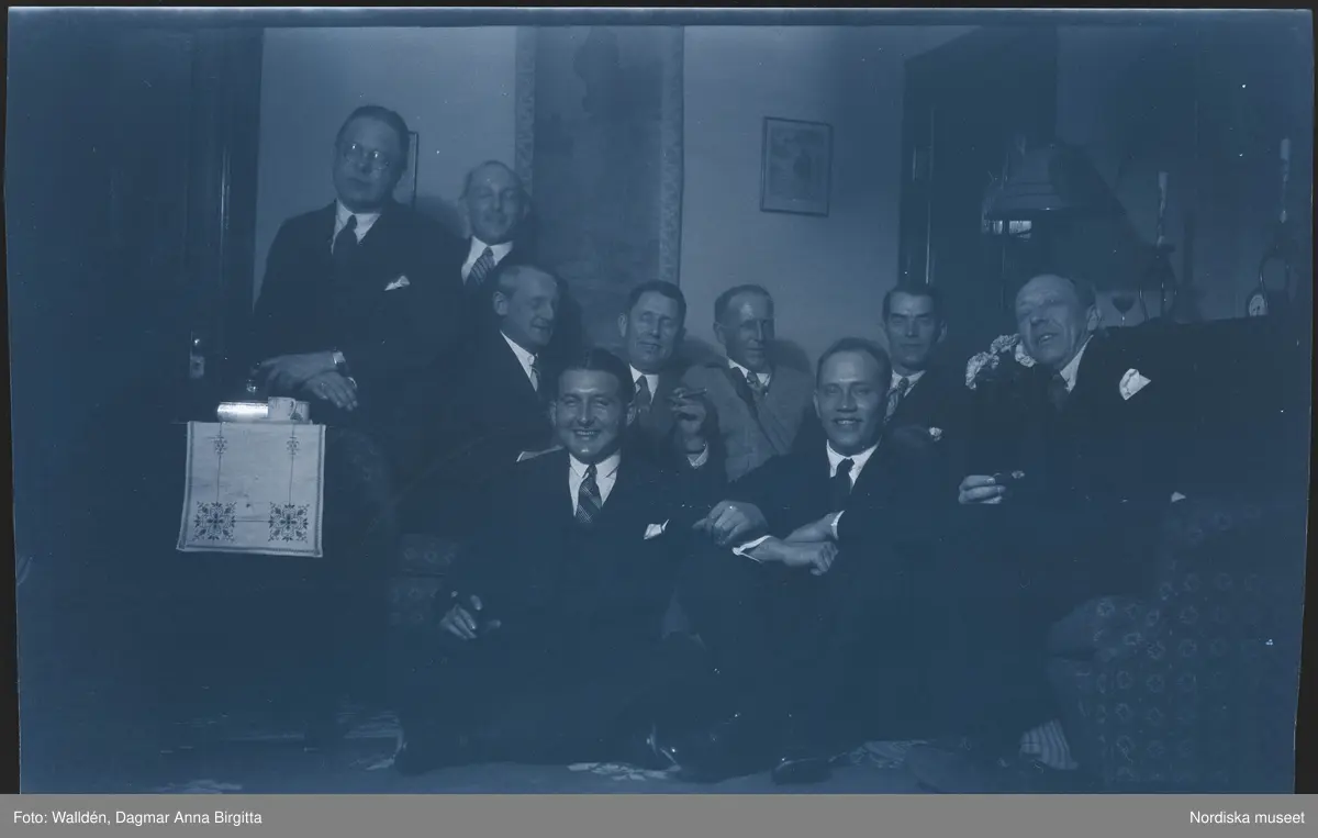 Folke Walldén (1903-1965), ingenjör samt konsul vid svenska konsultatet i Kobe, Japan mellan 1952-1965 gift med Dagmar Andersson g.Walldén (1907-1998). Paret träffades i Södertälje 1928, men redan året därpå reste Folke till Japan för att arbeta som ingenjör vid firman Gadelius & Co. i Kobe. Enligt kontraktet fick han inte vara gift. Under denna tid korresponderade paret tills Folke återvände till Sverige 1935. Paret gifte sig 1938 och flyttade därefter till Japan, där dottern Eva-Birgitta föddes 1939. Den senare har skänkt familjearkivet innehållande en rad amatörfotografier till Nordiska museets arkiv.