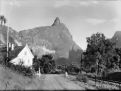 Romsdalshorn med Halsa Hotell i forgrunnen.