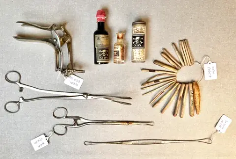 Mørk kvinnehistorie i Justismuseets samling