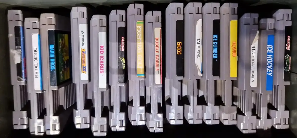 En bild på olika spelkassetter i en låda. 