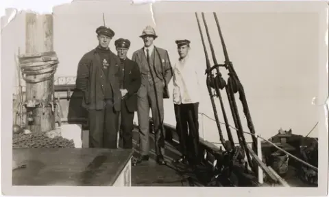 Oskar Alf Gundersen (nr. 2 f.h.) og tre menn på ukjent båt.