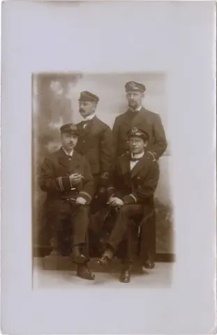 Fotopostkort. Oskar Alf Gunvaldsen (bak t.h.) og tre ukjente menn portretteres i fotostudio. To med sigarett i hånden.