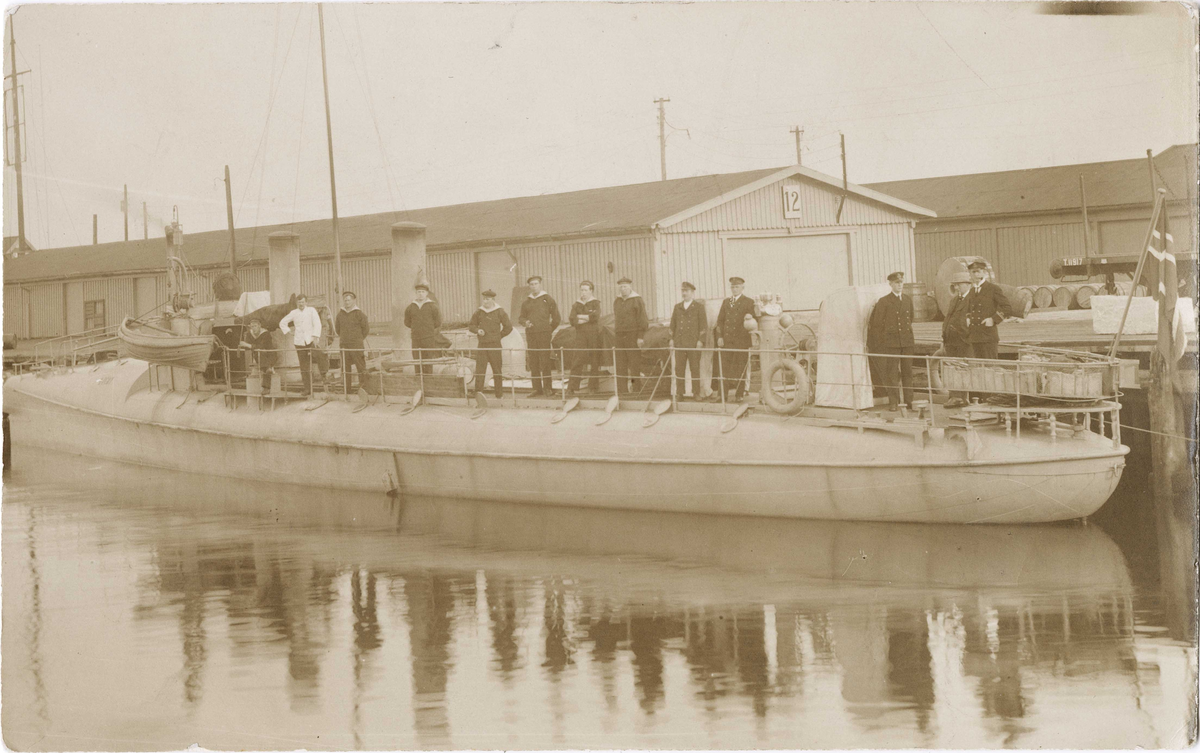 Fotopostkort. Kadetter og mannskap om bord på ukjent torpedobåt. Oskar Alf Gunvaldsen til høyre.