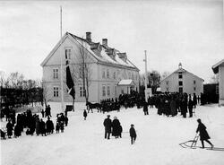 Sørgende folkemengde samlet utenfor Melbo Hovedgård i forbin