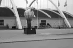 Skulptur med idrottstema ställdes passande upp vid Linköpings sporthall 1987. Bakom alstret stod elever vid Slöjdseminariet som detta år firade skolans 25-årsjubileum.