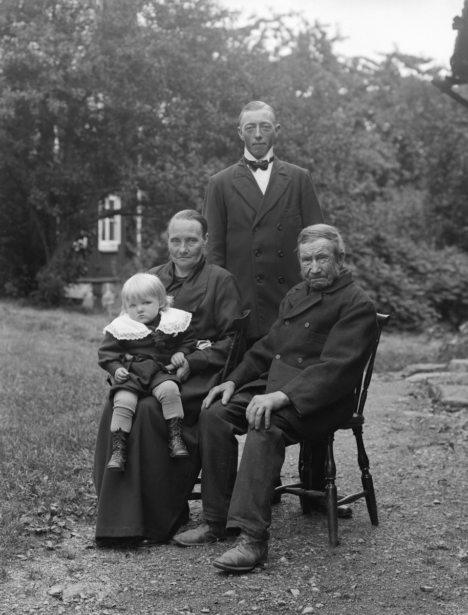 Fyra generationer Ydre-bor samlade för fotografering i Svinhult 1924, möjligtvis 1925. Bildens åldermannen Karl Isaksson närmade sig då sin 90-årsdag och hade tidigare varit ägare till hemmanet i Skarparp. Hans dotter intill, Hulda Karolina, var nu och sedan länge ägare till gården tillsammans med maken Gustaf Adolfsson. I hennes knä sitter barnbarnet Karl-Erik, född 1923. I den stående mannen ser vi gossens far Dan Adolfsson, tillika Hulda Karolinas äldste son