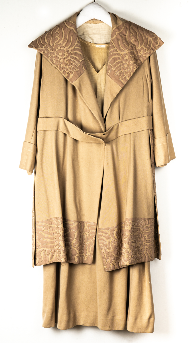 Dräkt. Jacka och klänning i gulbeige yllegabardin med applikationer.