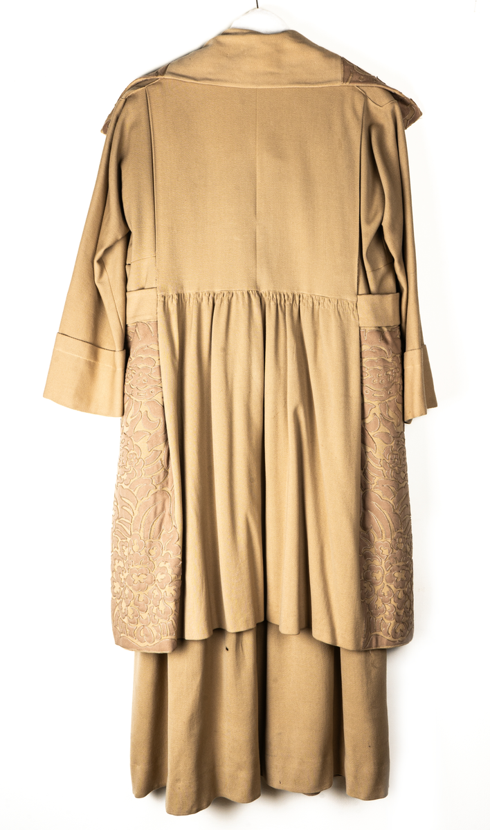 Dräkt. Jacka och klänning i gulbeige yllegabardin med applikationer.