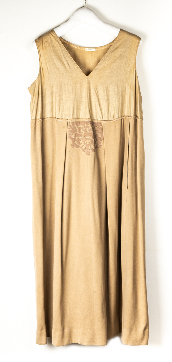 Dräkt. Jacka och klänning i gulbeige yllegabardin med applikationer.