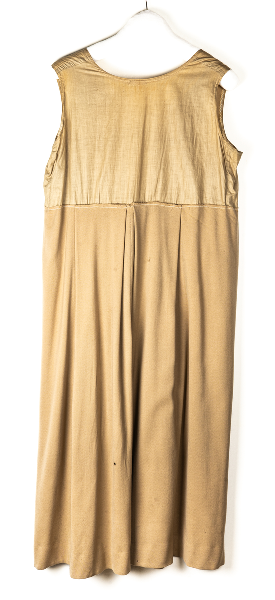 Dräkt. Jacka och klänning i gulbeige yllegabardin med applikationer.