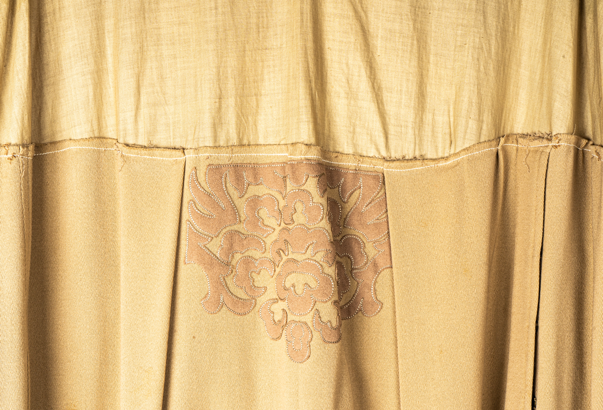 Dräkt. Jacka och klänning i gulbeige yllegabardin med applikationer.