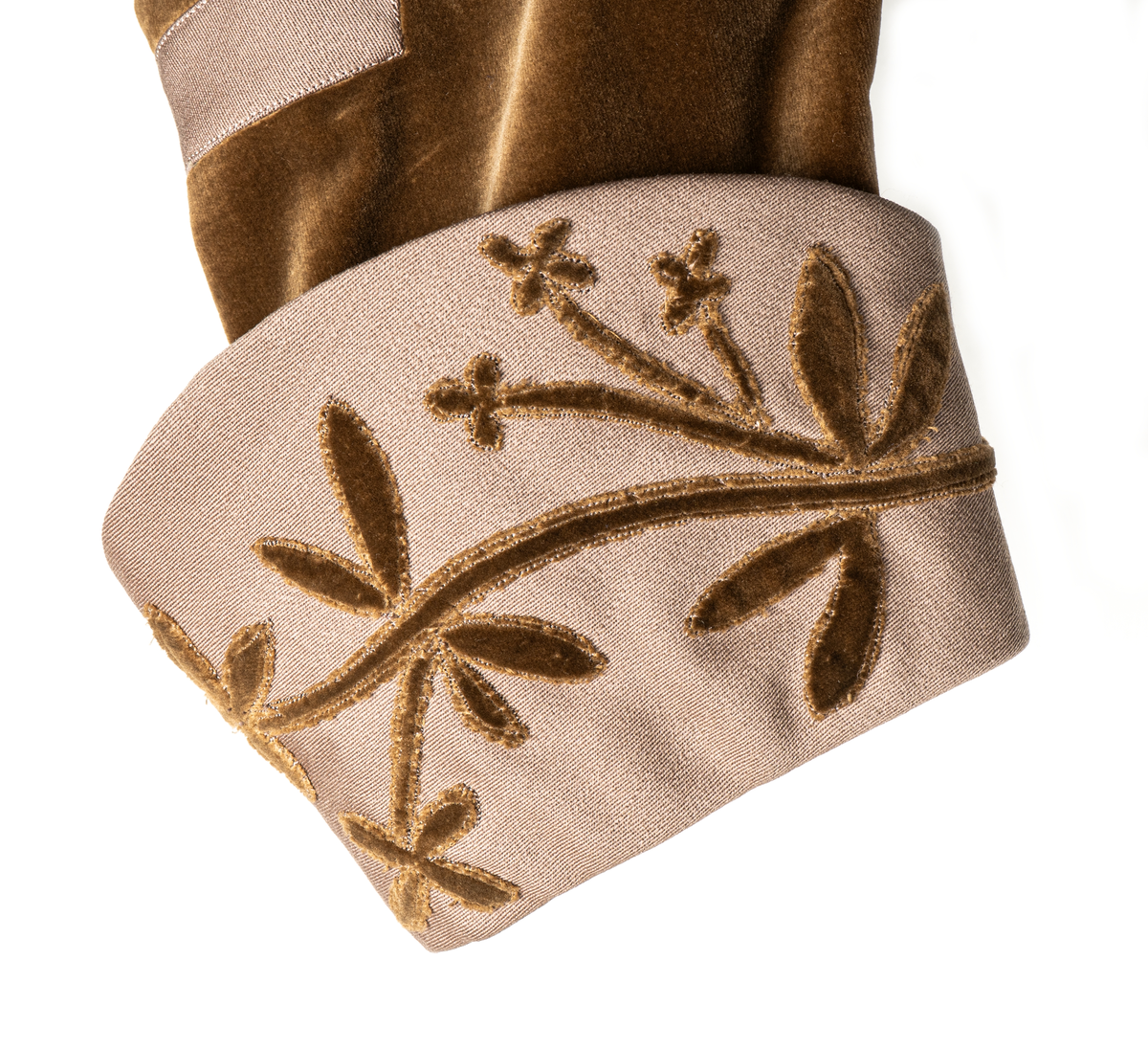 Del av dräkt/klänning.
b) Jacka, sammet. Krage och slag av gabardin med blommor av sammet. Knäppning fram. Långa puffärmar med slag. livet och ärmarna dekorerade med gabardinremsor. L fram 43cm, bak 37cm.