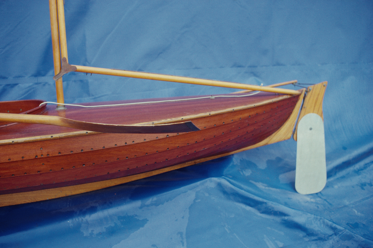 Segelkanoten MARTIN, klass A. Klinkbyggd i mahogny. Längd 4,06 meter. Bredd 0,7 meter.