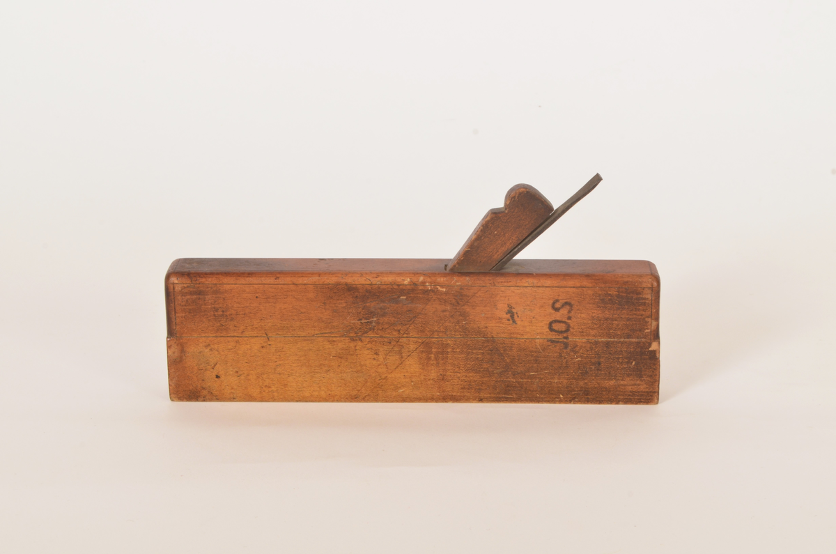 Verktøyet har vært brukt av Jørgen Sundvoll og Ole Eriksen Sundvoll (Sundvollsnikkaren). Redskapen har vært brukt på innredningen av Apoteket i Aurdal.
