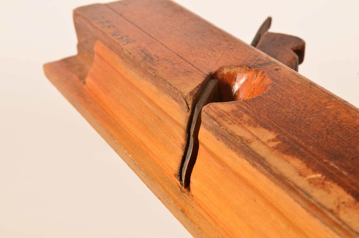 Verktøyet har vært brukt av Jørgen Sundvoll og Ole Eriksen Sundvoll (Sundvollsnikkaren). Redskapen har vært brukt på innredningen av Apoteket i Aurdal.
