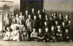 Gruppbild av en skolklass, daterat den 22 maj 1913, då det står på svarta tavlan bakom klassen.