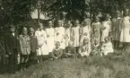 Bild av söndagsskolebarn som poserar för gruppfotografering. Text baksida kort: 