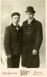 Porträtt av två unga män.