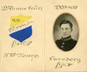 Minne från en specifik tidpunkt, troligen militärtjänst med handskrivna detaljer och ett porträttfoto. Text på kort: 