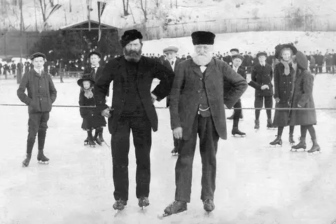 Skøyteløperen Hans Krattebølsæter (t.v.) sammen med en annen kjent løper fra Odalen, Torkel Tommesen fra Oppstad. Bildet er trolig tatt under en oppvisning for dronning Maud på Frogner stadion i Oslo i 1910.