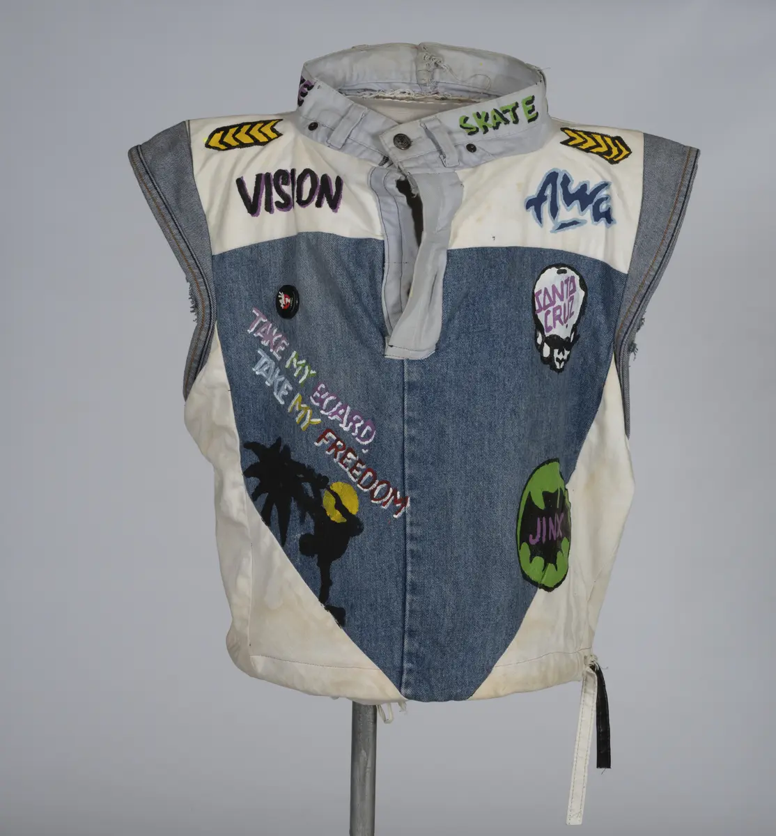 Vest, sydd av gamle olabukser og dekorert med maling.

Håndsydd og maskinsydd. Blant dekoren er mange kjente merker for produsenter av skateboardutstyr. En button for filmen "Ghostbusters II" fra 1989 sitter også på vesten.