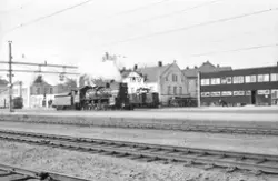 Hamar stasjon med damplokomotiv type 26c 412 på stasjonstomt