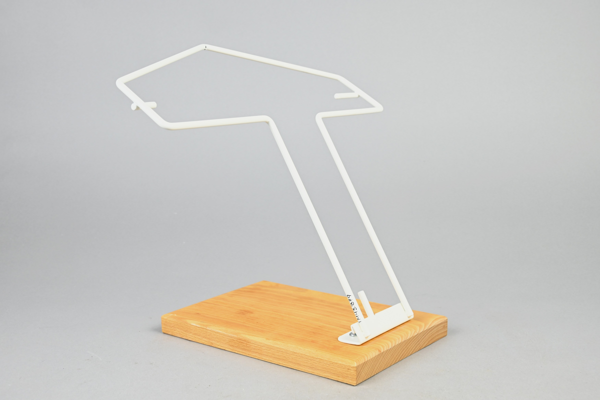 Pärmstöd som kan användas för både liggande och stående A4 pärmar. Pärmstödet består av en bockad trådställning som utgör hållare och stöd för pärmar. Stödet ger en lutning på pärmen som är gynnsam för den som arbetar länge med en pärm.