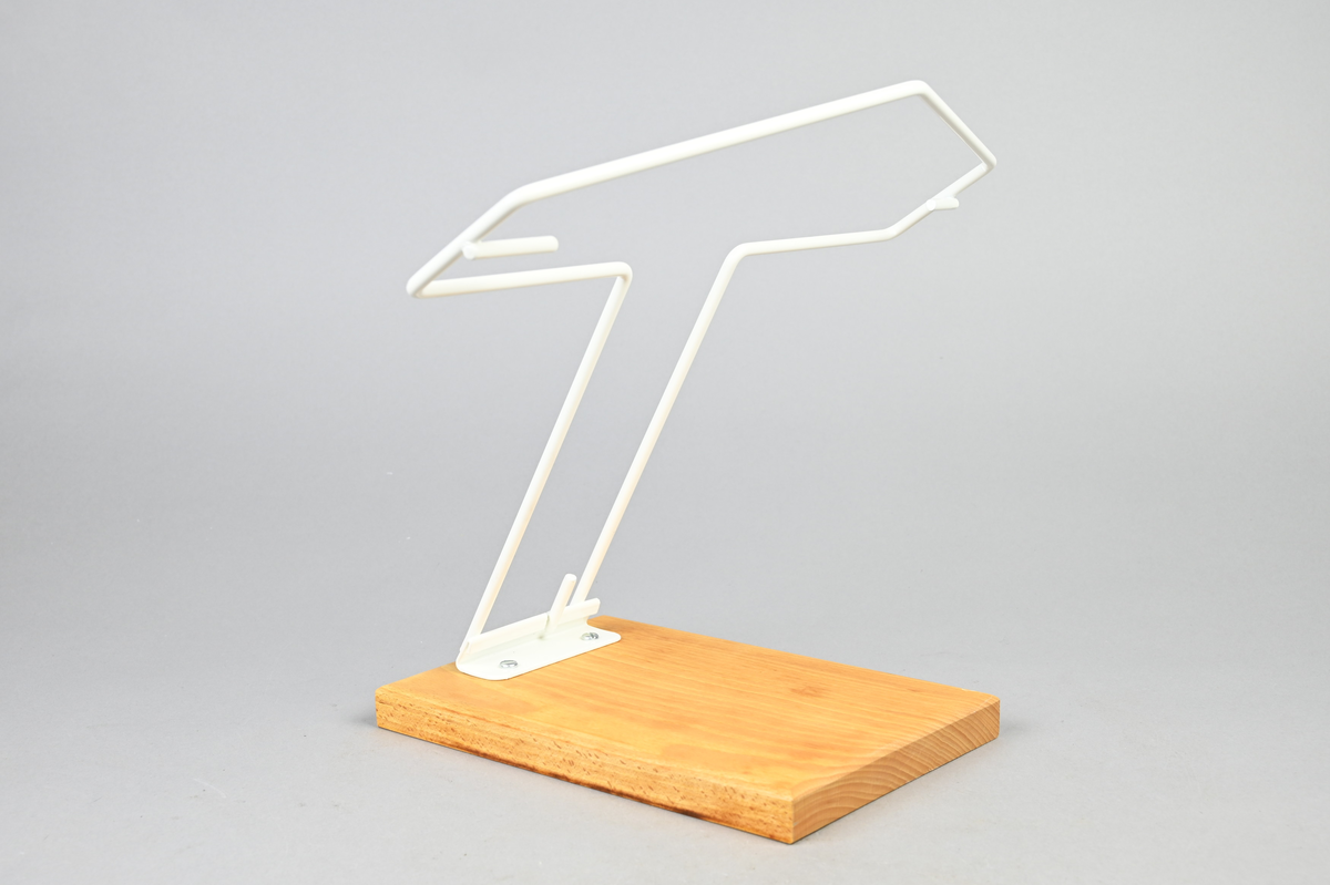 Pärmstöd som kan användas för både liggande och stående A4 pärmar. Pärmstödet består av en bockad trådställning som utgör hållare och stöd för pärmar. Stödet ger en lutning på pärmen som är gynnsam för den som arbetar länge med en pärm.