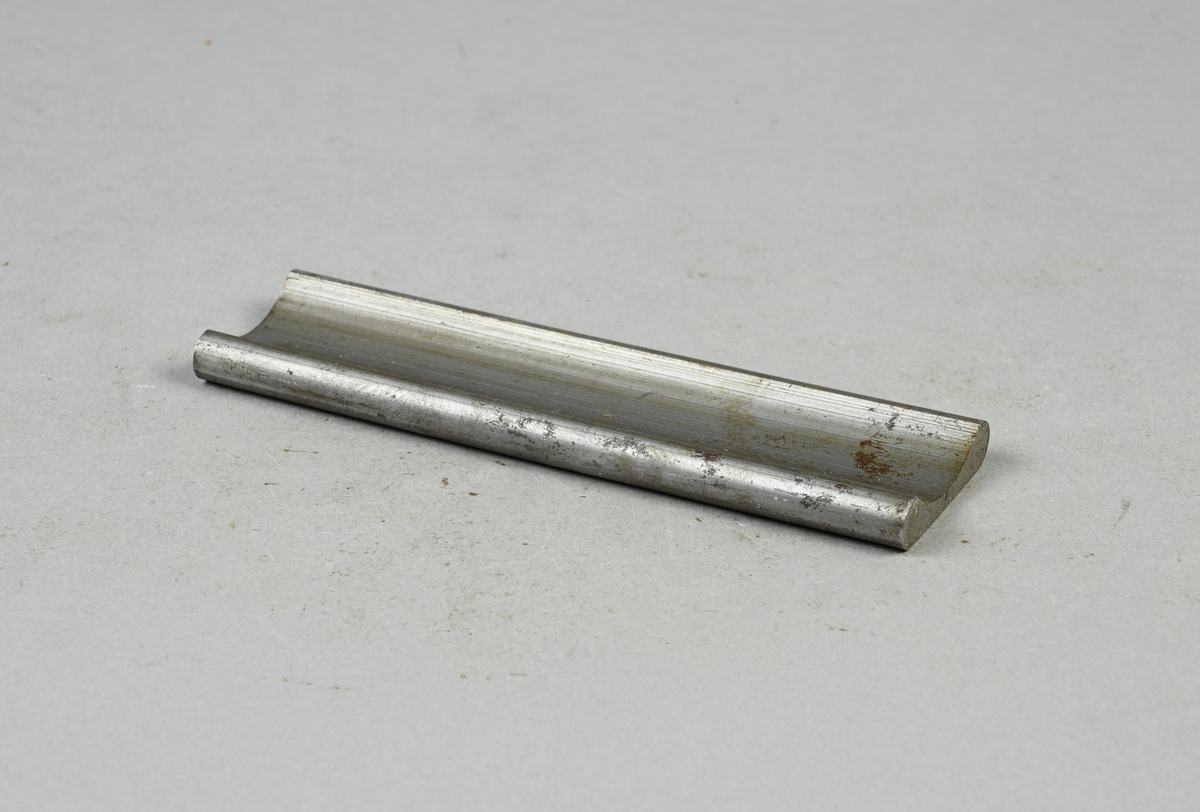 Prov på kalldragning av specialprofil. Tillverkad vid Munkfors. 3. Efter andra dragningen. Tillhörande lapp med samma notering samt notering: "G. Ödquist".