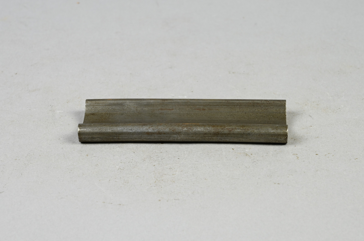 Prov på kalldragning av specialprofil. Tillverkad vid Munkfors. 2. Efter andra dragningen. Härefter glödgas materialet. Tillhörande lapp med samma notering samt notering: "G. Ödquist".