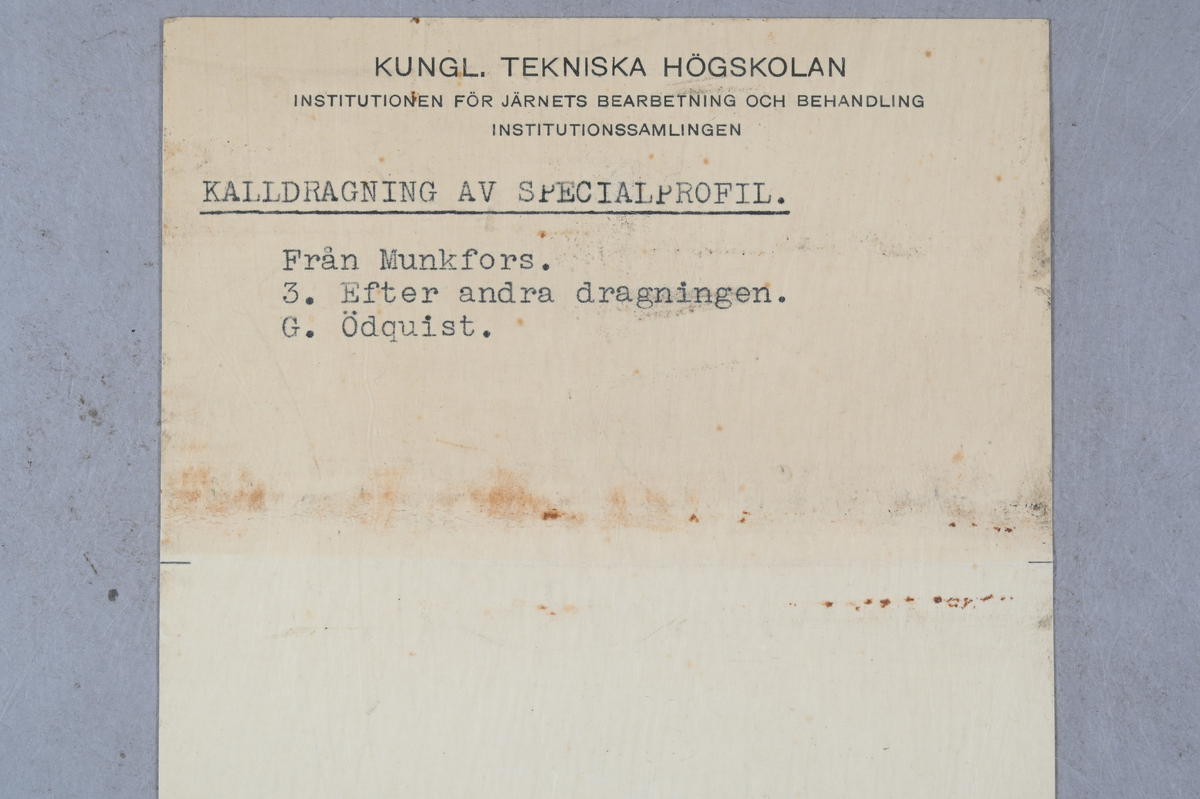 Prov på kalldragning av specialprofil. Tillverkad vid Munkfors. 3. Efter andra dragningen. Tillhörande lapp med samma notering samt notering: "G. Ödquist".