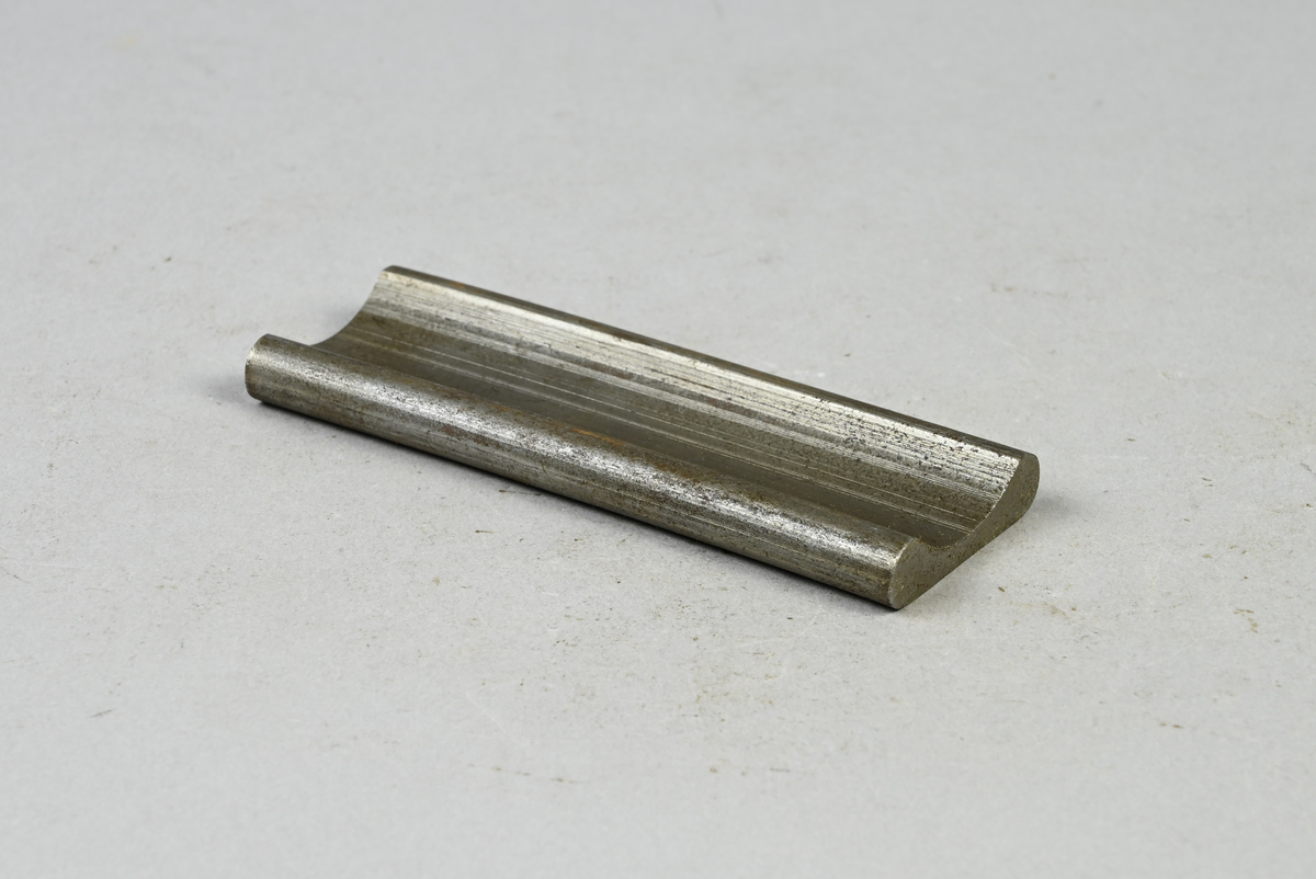 Prov på kalldragning av specialprofil. Tillverkad vid Munkfors. 2. Efter andra dragningen. Härefter glödgas materialet. Tillhörande lapp med samma notering samt notering: "G. Ödquist".