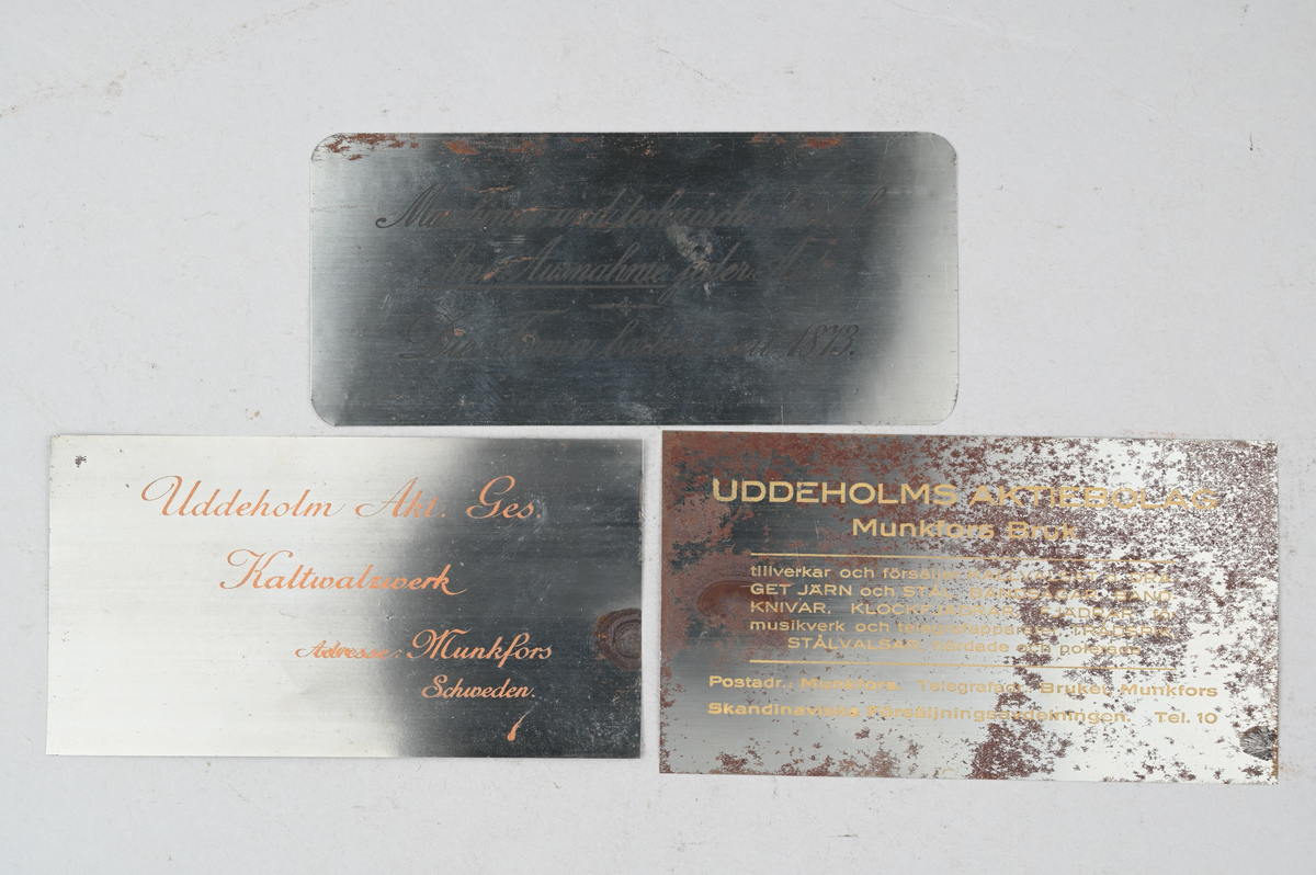 12 prover på kallvalsad plåt. Tillverkade vid Munkfors bruk, Uddeholms AB. Tillhörande lapp med samma notering. Olika märkning på plåtarna där sju av de har notering: "Uddeholm Akt. Ges Kaltwalzwerk, Adresse: Munkfors, Schweden.", fyra av plåtarna har notering: "Uddeholms Aktiebolag, Munkfors bruk tillverkar och försäljer kallvalsat o. draget järn och stål, bandsågar, bandknivar, klockfjädrar, fjädrar för musikverk och telegrafapparater, trådspik, stålvalsar, härdade och polerade. Postadr: Munkfors. Telegrafadr: Bruket, Munkfors Skandinaviska Försäljningsavdelningen. Tel. 10.", samt en plåt med notering: "Hugo Hermann Meyer, Riga. Maschinen und technische Artikel ohne Ausnahme jeder Art. Die Firma besteht seit 1873."