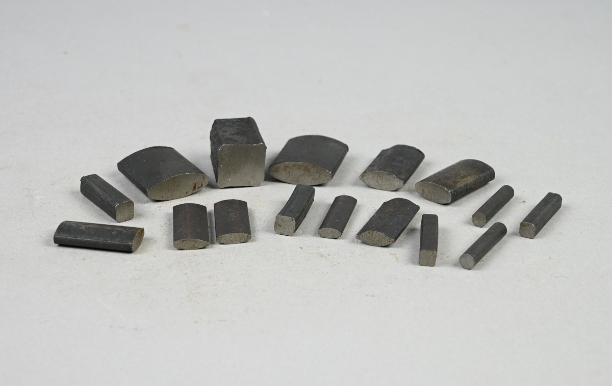 16 prover på valsning av 6 mm. tråd. Spårserie nr 1. Kolstål. Tillverkade i Nykroppa år 1929. Tillhörande lapp med samma notering.