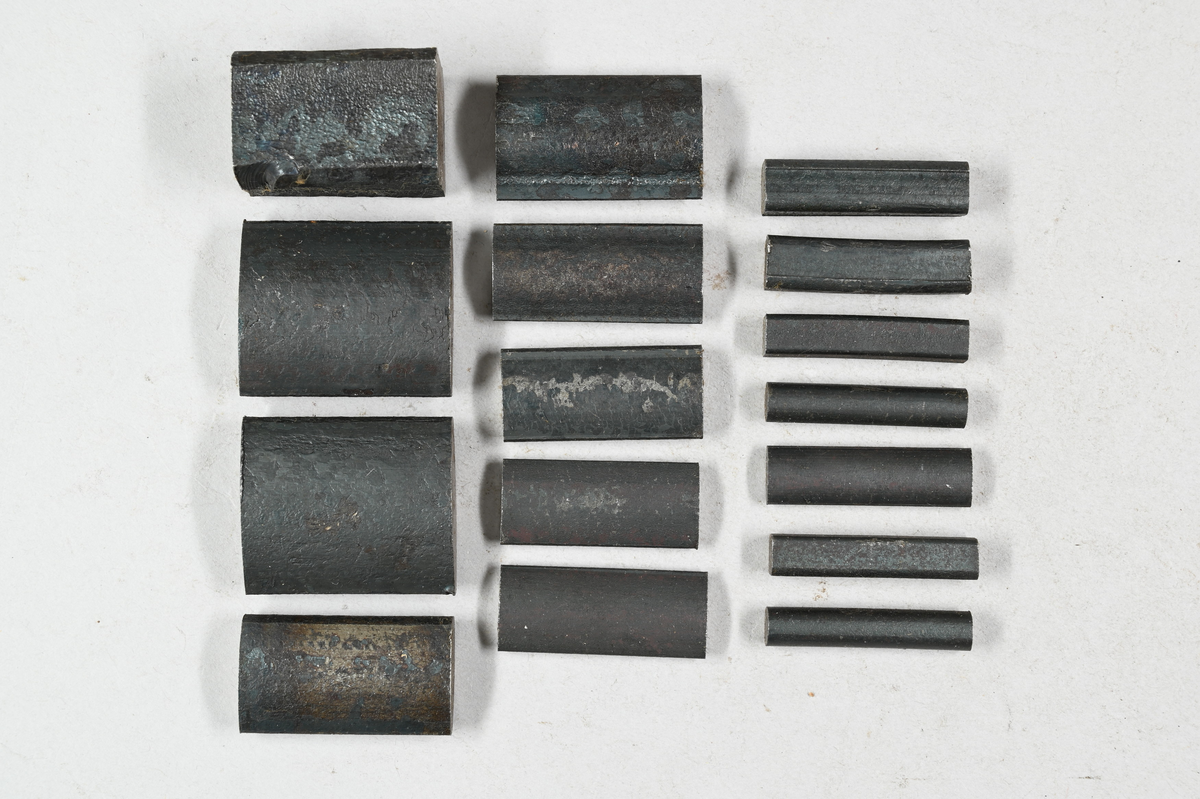 16 prover på valsning av 6 mm. tråd. Spårserie nr 1. Kolstål. Tillverkade i Nykroppa år 1929. Tillhörande lapp med samma notering.