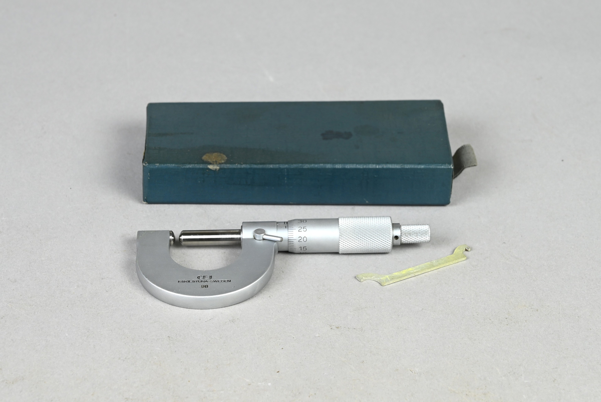 Prov på mikrometer från Aktiebolaget C. E. Johansson, Eskilstuna. Medföljande låda med märkning: "CEJ eskilstuna Sweden, 98 25", bruksanvisning och en medföljande nyckel.